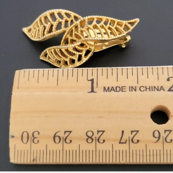 1960'S, CATHE, GOLD TONE CLIP ON EARRINGS! GOLD TONE VINTAGE BROOCH. - Picture 6 of 8